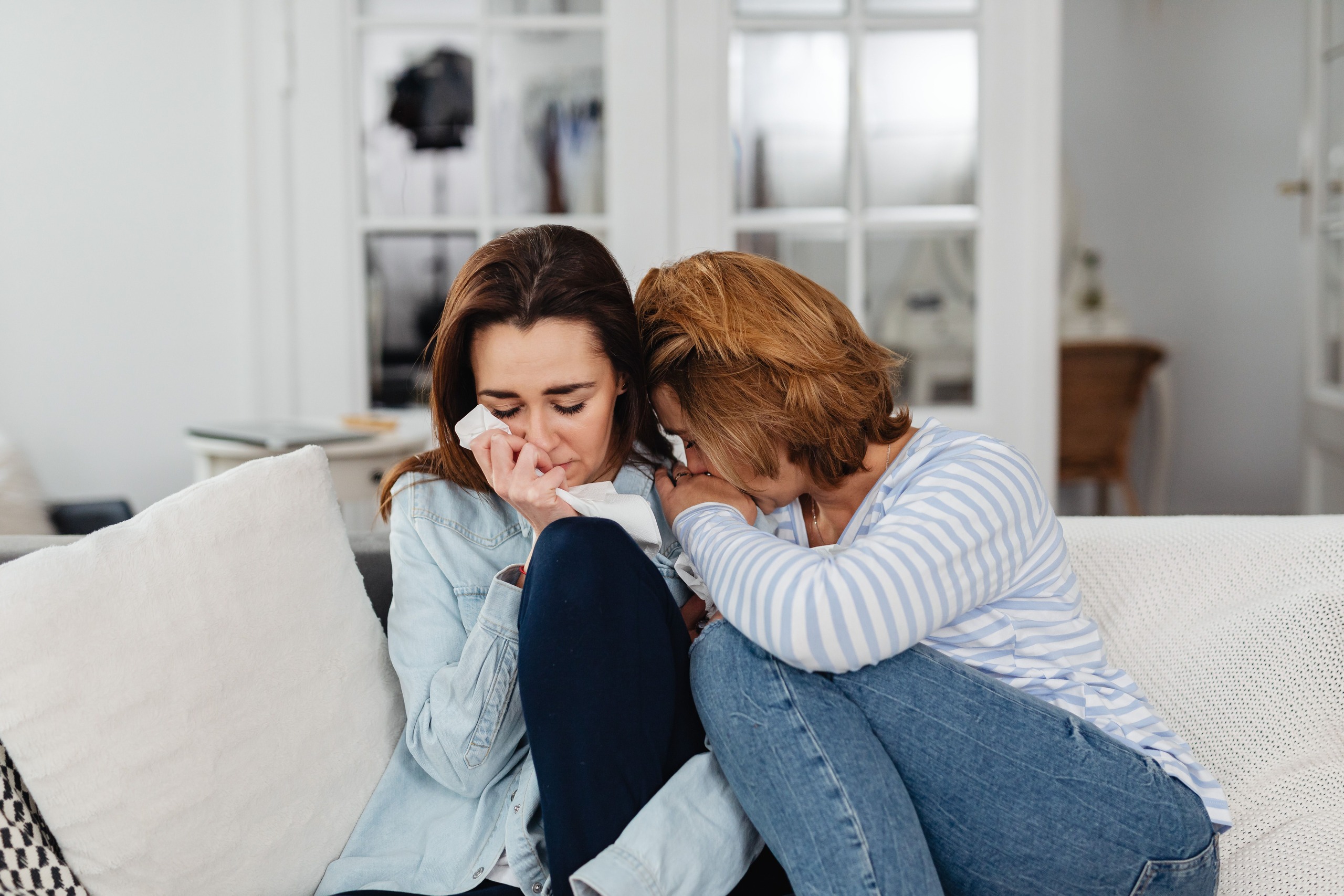 échange sincère entre deux femmes dont une jeune maman