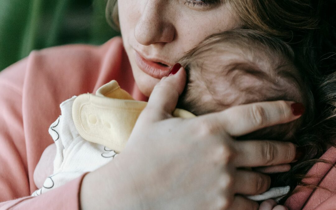 maman fatiguée avec son bébé dans les bras :dépression post-partum