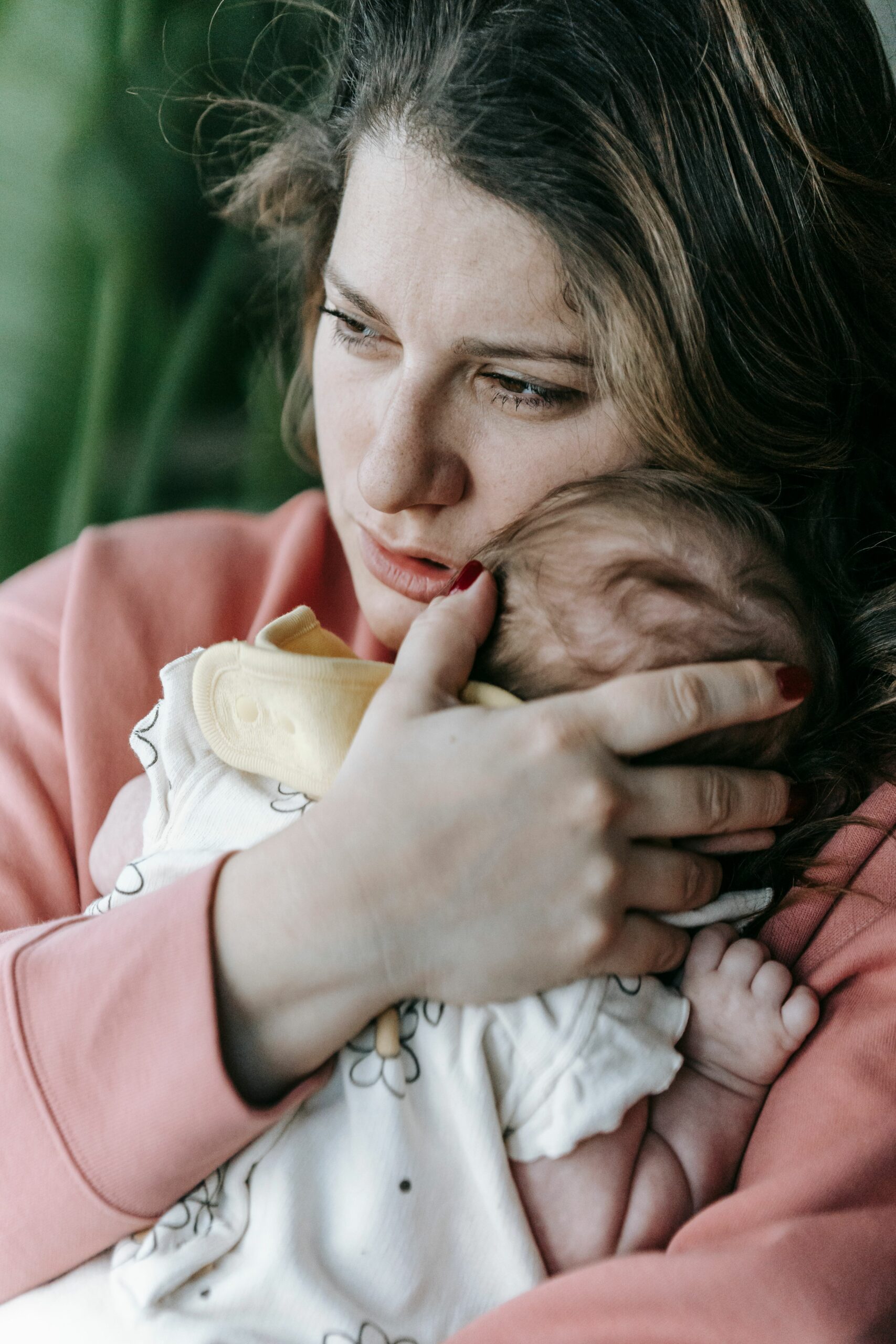 maman fatiguée avec son bébé dans les bras :dépression post-partum